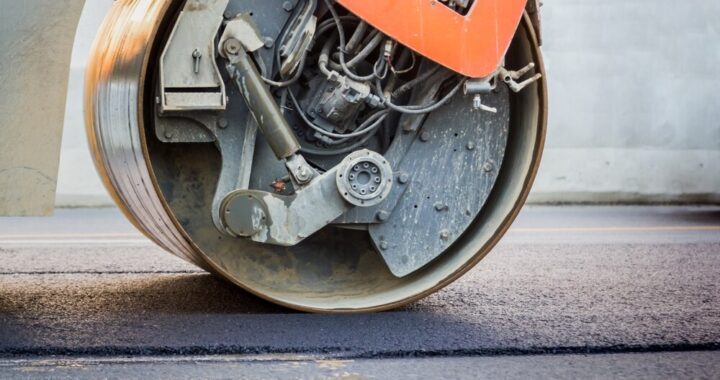 nowy-asfalt-na-drodze-wojew--dzkiej-w-gminie-radom-auto-3768